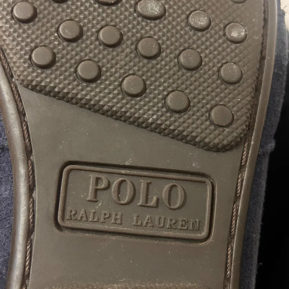 Snygga loafers i mocka från Polo Ralph Lauren. Perfekta för en stilren look, med en bekväm passform och klassisk design. Skorna har en robust sula med Polo-logga och är i mycket bra skick. Perfekta för både vardag och fest!. Skor.