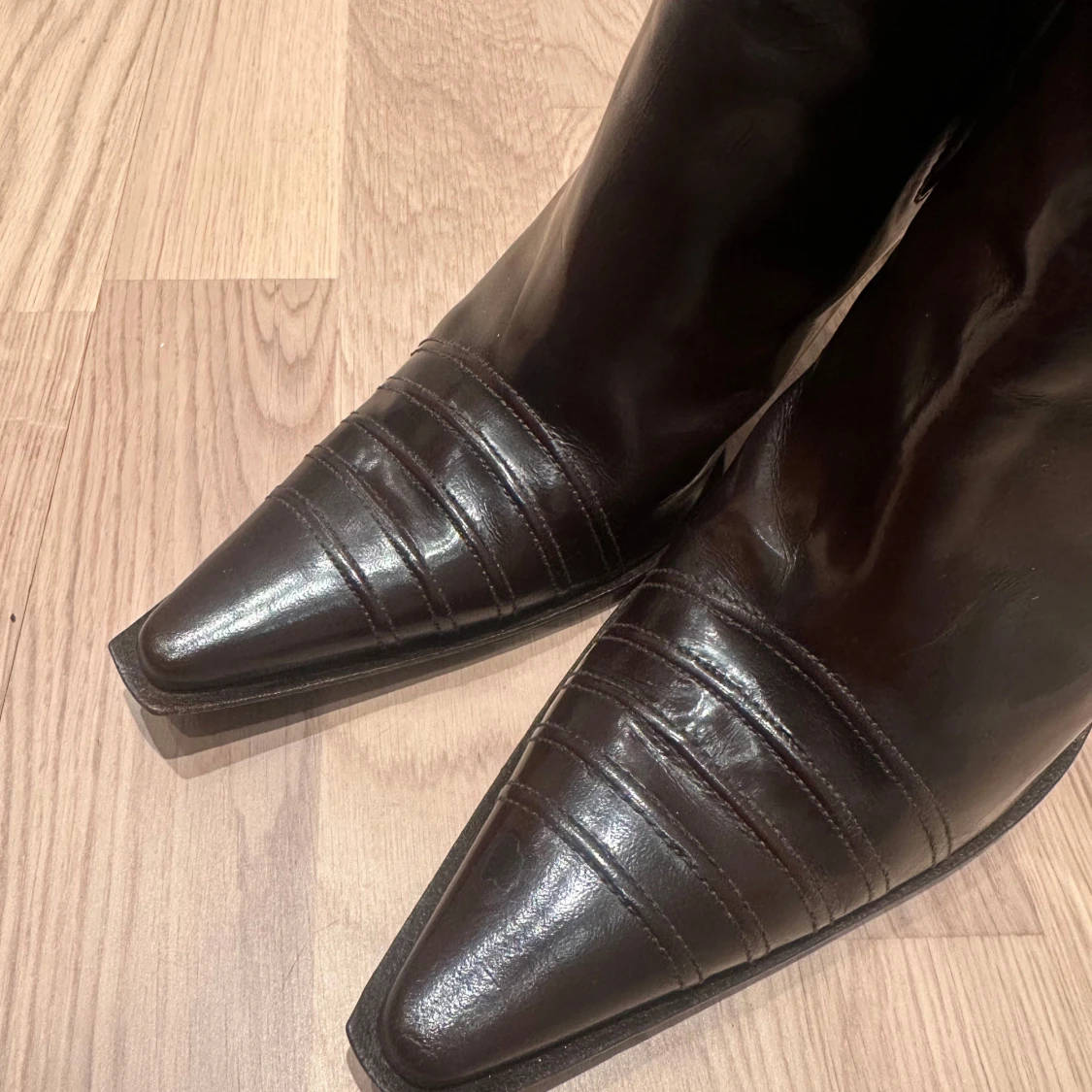 Mörkbruna ankelstövlar i lackläder - 93