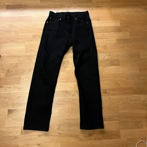 Svarta jeans från Levi's - Säljer mina helt nya jeans från Levis då de inte passar! Använt dem en gång och sen har de tyvärr fått samla damm i garderoben. Absolut inga defekter eller tecken på användning! Storleken är 32x32, hojta till vid frågor 👍