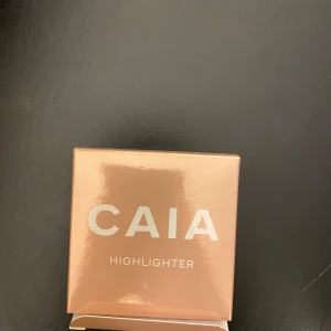 CAIA Highlighter Cannes - Säljer min highlighter från CAIA i nyansen Cannes. Bara testad en gång, så i nyskick. 