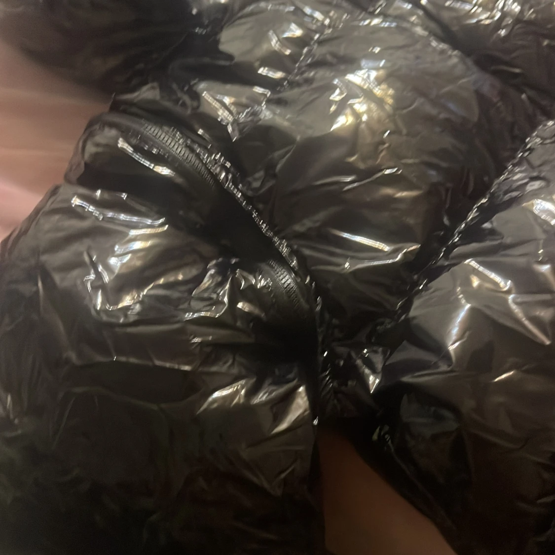 Svart glansig pufferjacka - 90