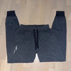 Grå mjukisbyxor från MM Sports - Säljer ett par grå mjukisbyxor från MM Sports i storlek XS. Dessa är i jättefint skick. 
