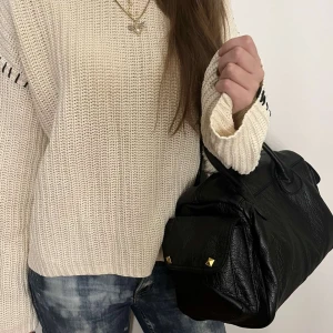 Svart handväska  - CIA Design UF Drop 01!🤍Svart handväska med guldiga nitar och fickor på sidan. Följ gärna vår Instagram och tiktok (@ciadesignuf) för mer info om vårt UF samt våra väskor🤍