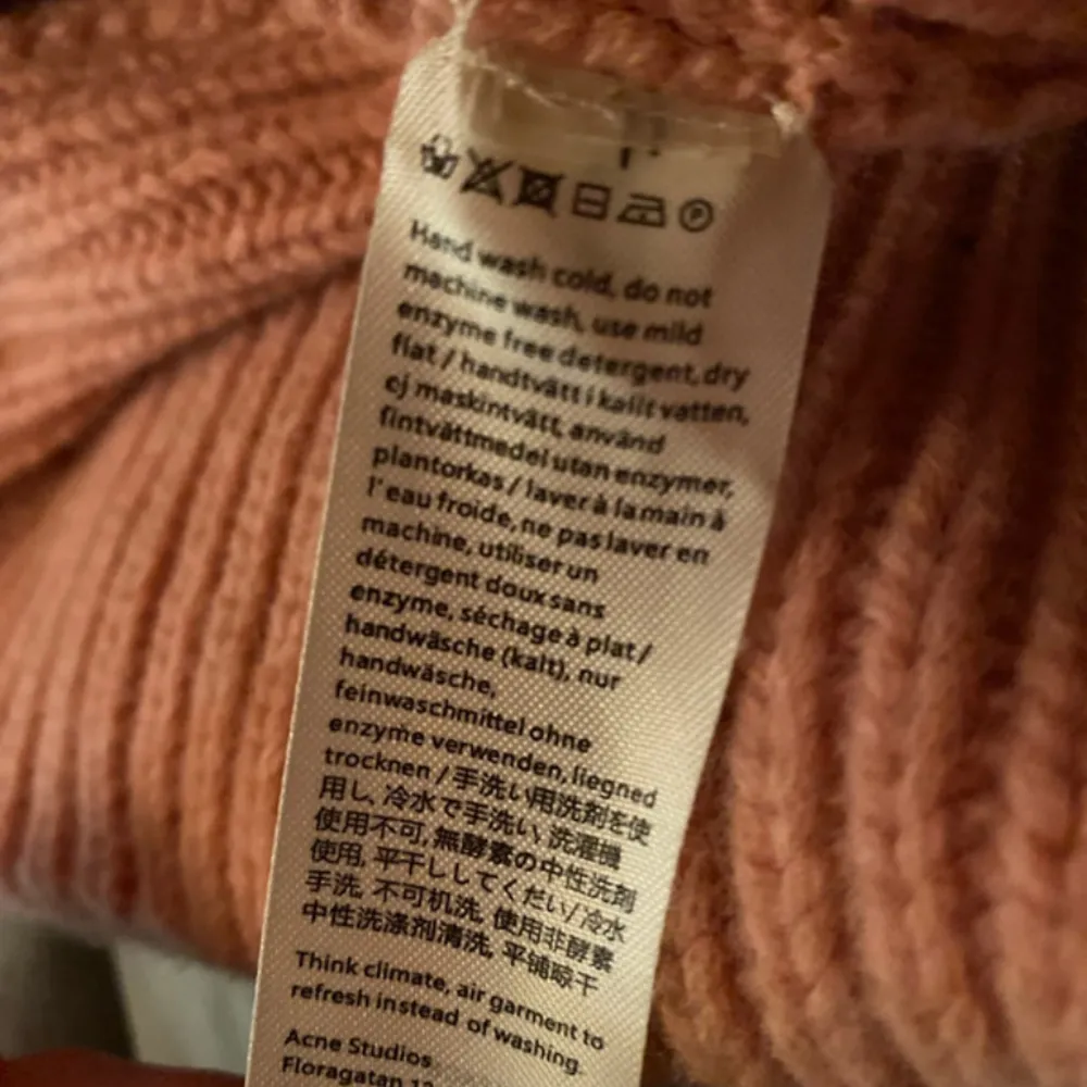 Säljer en superfin rosa ribbad/Stickad mössa från Acne Studios. Mössan är i mycket bra skick och använd endast ett väldigt fåtal gånger! Och finns inga defekter utifrån vad jag kan se/har märkt av! Pris kan diskuteras!! Och bara att höra av sig vid frågor☺️ . Accessoarer.