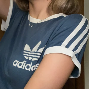 Blå t-shirt från Adidas - En vintage adidas tröja med bra passform, sparsamt använd.  