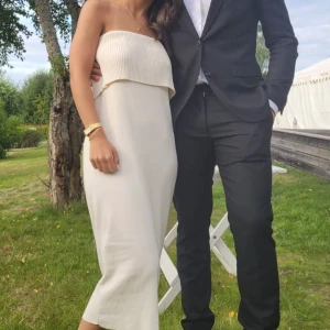 Vit klänning från Gina Tricot - Säljer en stilren vit ”klänning kjol”från Gina Tricot. Den har en ribbad offshoulder-design som ger en elegant touch. Perfekt för sommarens fester eller en mysig middag. Klänningen är i bra skick och redo för nya äventyr!