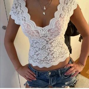 Zara spets topp - Säljer denna superfina spets toppen från zara💓🔥(Lånade bilder)