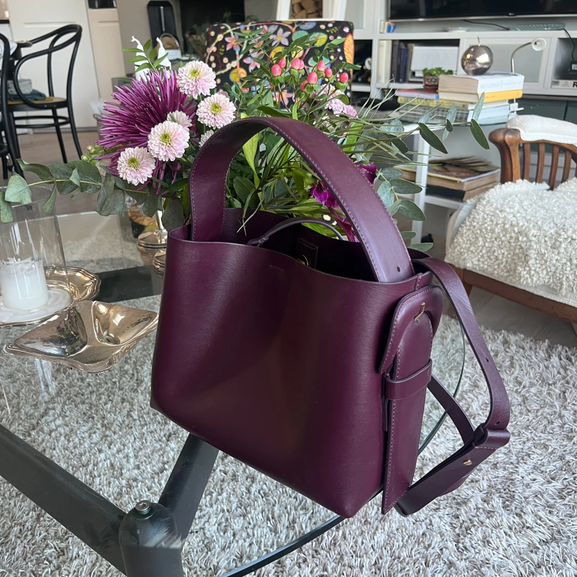 Vinröd handväska i skinn