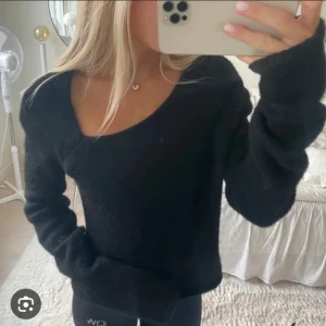 Svart topp - Säljer min skitsnygga tröja från märket Le ger💕jätte bra skick, tryck gärna på köp nu.