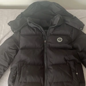 Trapstar Jacka - Trapstar jacka i svart, storlek S, är i väldigt väldigt bra skick nästan tillomed ny skick. Funkar jätte väl i kylan och håller värmen, har själv använt den i -18 -20 och e fortfarande varm me denna jacka.