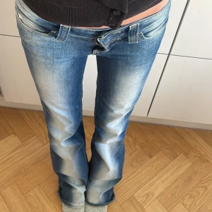 Cheap monday Weekday jeans - Säljer ett par snygga blå jeans med låg midja och bootcut-stil. De har en klassisk femficksdesign och är perfekta för en avslappnad look. Jeansen är i bra skick och har en skön passform. W24 L30 jag är ca 155