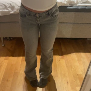 Grå jeans i bootcut-stil - Säljer ett par snygga grå jeans i bootcut-stil. De är lågmidjade i storlek 164 jag är 163 lång och den passar perfekt använda en gång de är som nya!❤️ 