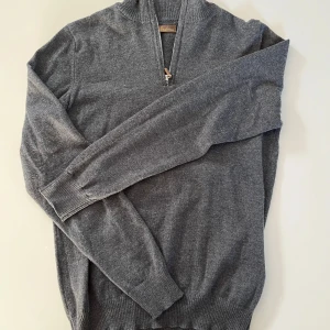 Stenströms Halfzip - Säljer en stilren grå tröja från Stenströms i 100% merinoull. Skicka 9,5/10, använd typ 3 gånger. Passar dig bäst som är mellan 165-170👌. Inga defekter eller flaws. Priset är diskuterbart.