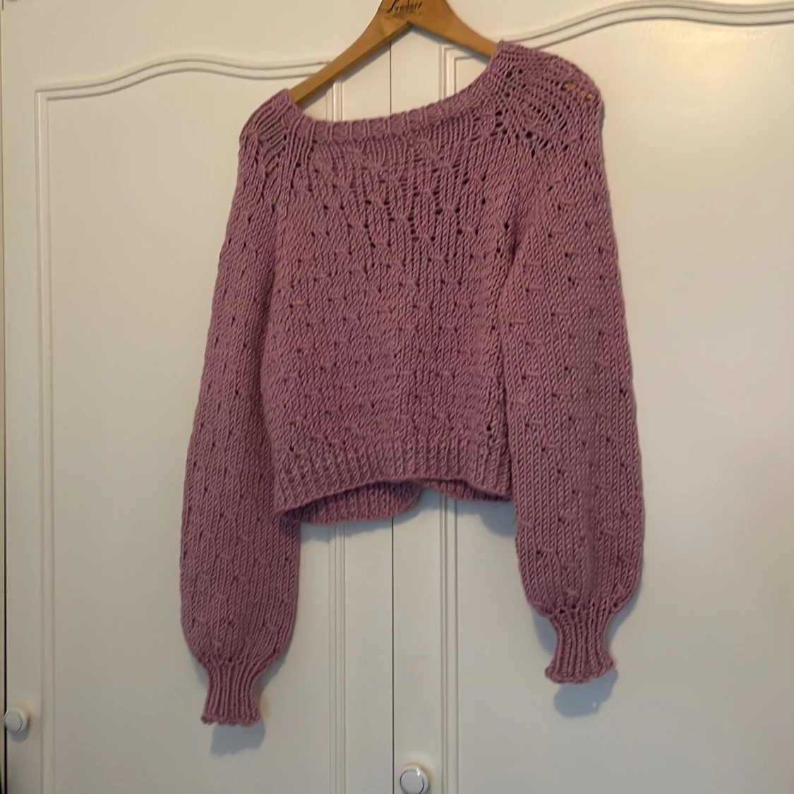 Lila stickad kofta med träknappar - 91