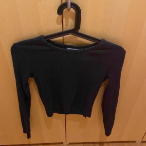 Svart långärmad topp från Pull&Bear - Svart croptopp från Pull&Bear. Den ör storlek S men passar M och XS också 