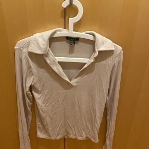 Beige ribbad tröja från Amisu - Fin tröja från Newyorker/ Amisu. Storlek L men passar även M. 