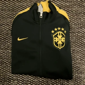 Nike x Brasil tröja - Ny utan prislapp, säljes då den inte kommer till användning! Hör av dig om du är intresserad. (Priset är inte hugget i sten)