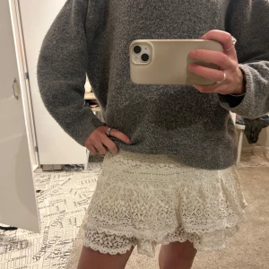 Spets / broderad kjol - Så gullig spets kjol, står inget märke elr strl men passar Xs-liten M, har en fläck men går nog bort i tvätten🤍, kan tvätta innan jag postar🩷