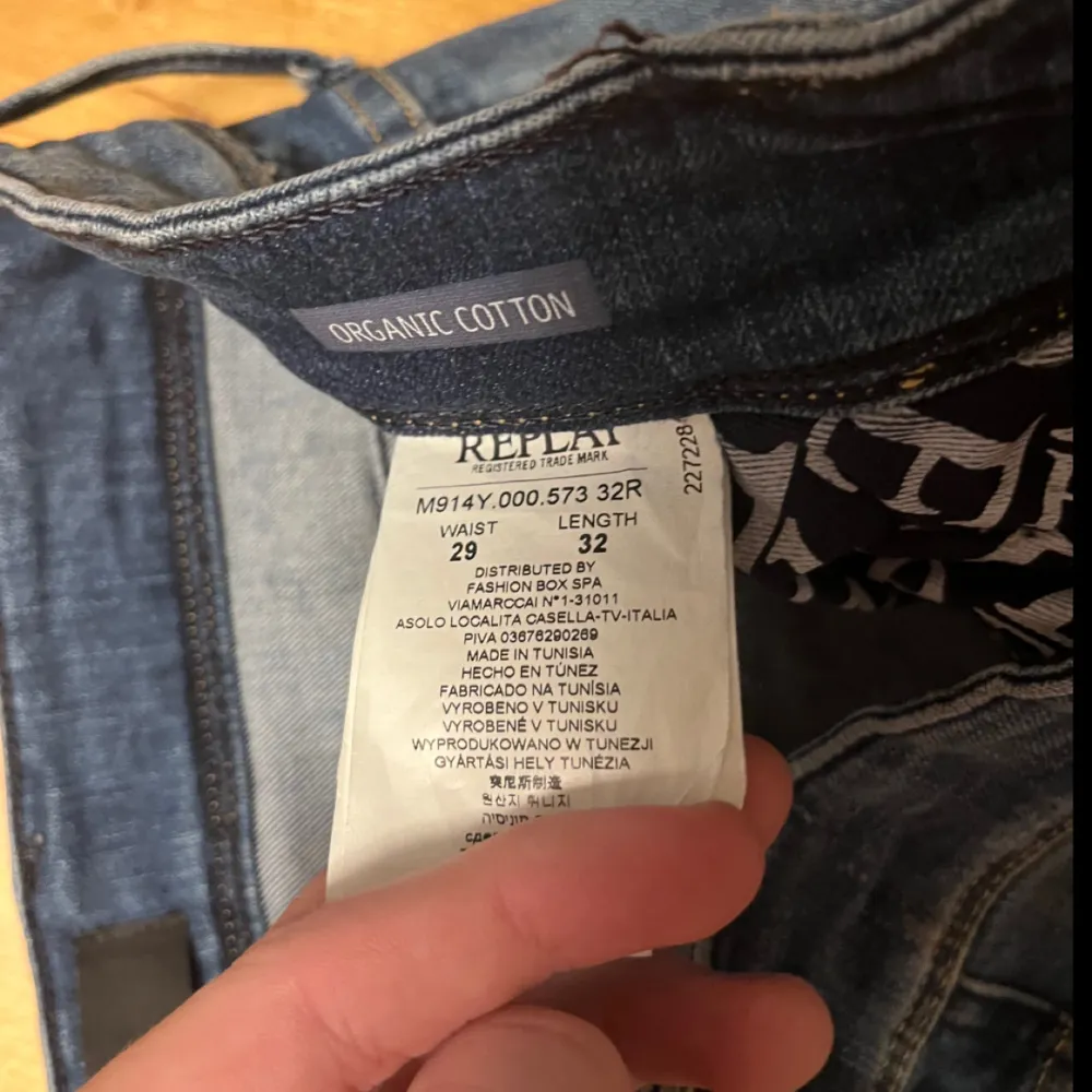 Säljer ett par snygga blå jeans från Replay i modellen Anbass. De är i mycket bra skick med feta slitningar. Modellen är 180 och väger 63. . Jeans & Byxor.