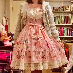 Blueberry jsk  - Jsk’n är köpt från Devilinspired för ca 650 kr.  Den är väl använd, så slitage förekommer. Finns små fläckar (bild 4) och någon reva. Jag har bytt ut knapparna (man får med extraknappar), bandet till snörningen och tagit bort en rosett på grund av att de var för lila för klänningen. De är inte i så bra skick. Rosetten som är på framsidan vid midjan är avtagbar. Rekommenderar inte till dig som har C-kupa och större, den är ganska liten upptill! Vill du ha bättre bilder så är det bara att fråga!