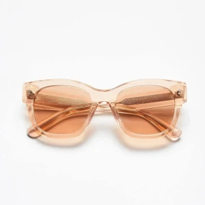 Transparenta solglasögon från Chimi - Snygga transparenta solglasögon från Chimi med en ljus orange ton. De har en fyrkantig form och kommer i ett elegant fodral. Perfekta för att ge din outfit en stilren touch. Model 07