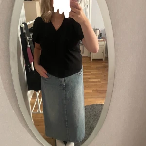 Jeanskjol från Gina tricot - Säljer en snygg jeanskjol från gina/Perfect Jeans i mycket bra skick. Kjolen är i en klassisk blå denimfärg och har en rak passform. Den har praktiska fickor både fram och bak samt en slits baktill för extra rörelsefrihet. 