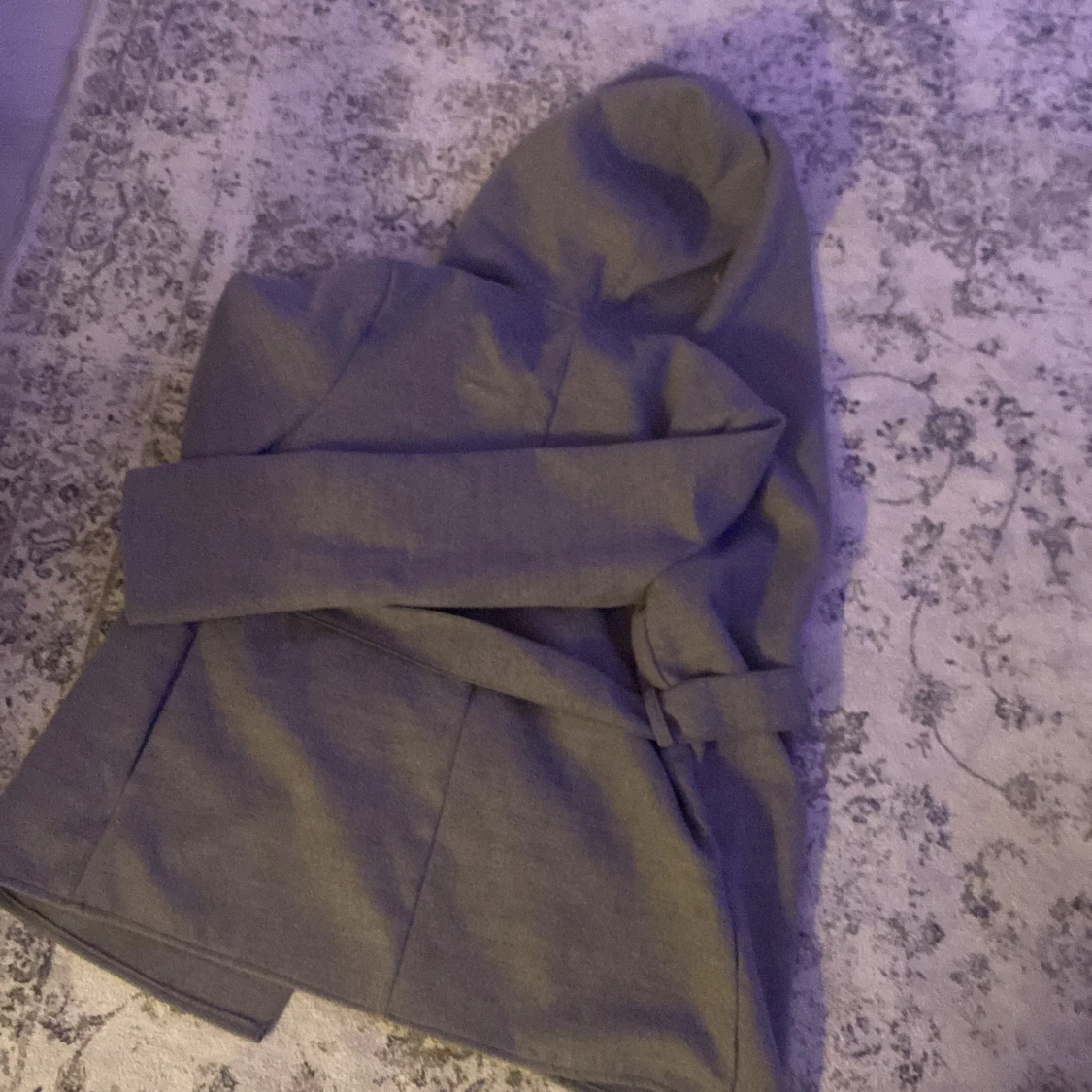 Grå omlottjacka med bälte - 90