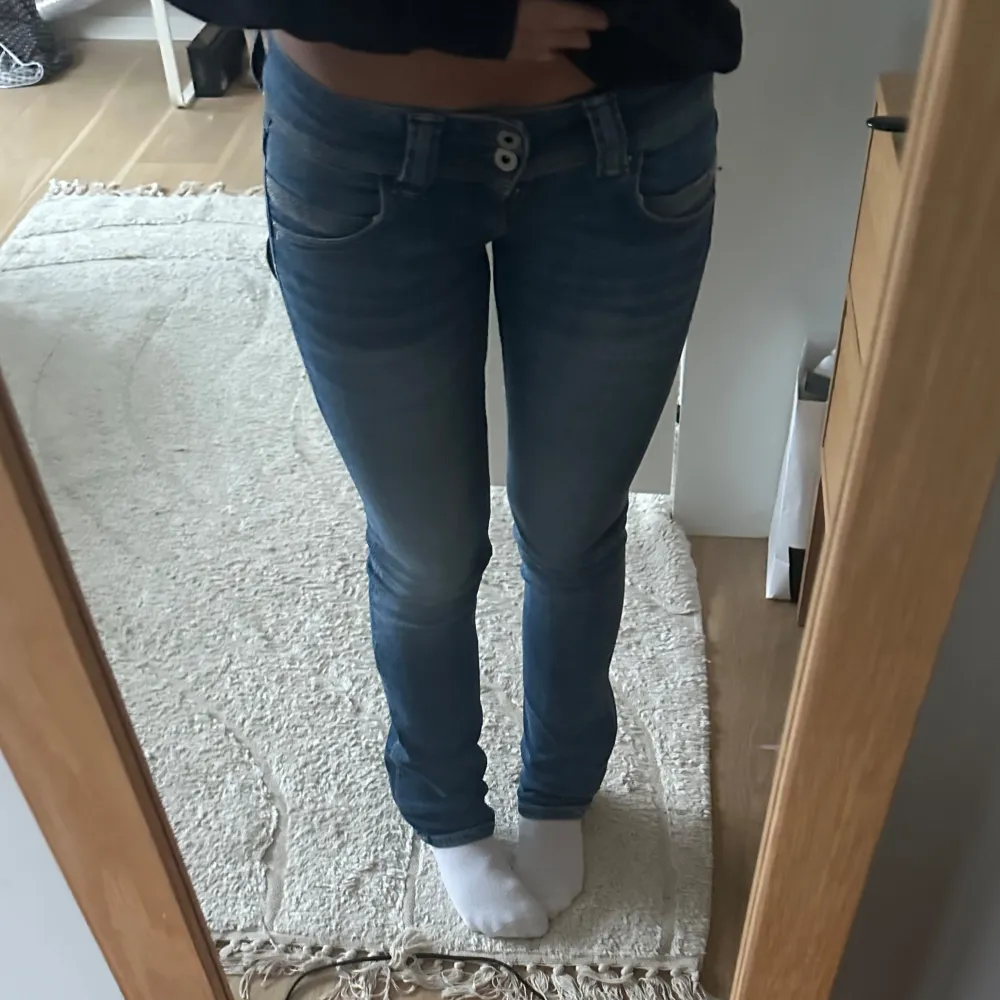 Säljer ett par as snygga blå jeans i super bra skick. säljer de för de aldrig kommer till användning, jätte najs lågmidja  . Jeans & Byxor.