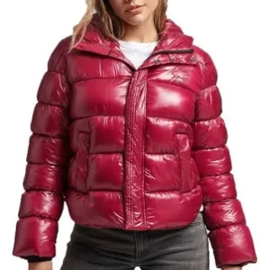 Röd pufferjacka - Säljer denna snygga syperdry röd pufferjacka i glansigt material. Denna är väldigt populär och svår att få tag på. Den är sparsamt använd och är i väldigt fint skick, har inga defekter eller liknande. (skriv privat för egna bilder på den). Pris kan även diskuteras👍🏼💗