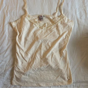 Spets linne  - Ljusgult linne med spetskant och pärlor💕I bra skick! Storlek XXL men skulle även passa XL och kanske L💕