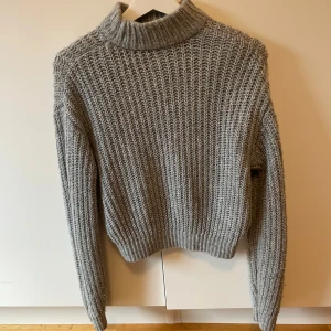 Grå stickad tröja - Säljer en supermysig grå stickad tröja från HM