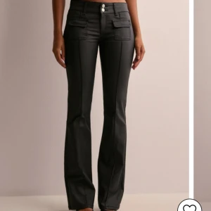 Skinn byxor Nelly - Säljer mina jättesnygga ”skinn” byxor från nelly  då det inte har kommit till användning, använt Max 3 gånger så byxorna är i nyskick. Storlek 38 passar perfekt på mig som är 172, skulle säga att de passar från 165-175 i längd.💖