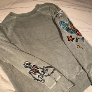 Zadig & voltaire tröja - Säljer denna asfeta tröjan ifrån märket Zadig & Voltaire. Tröjan är i ett bra skick men har vissa små slitningar, den ända som syns kan ni se på sista bilden. Defekten sitter vid kragen. Storlek M och. Har ni några frågor är det bara att höra av sig!😁😁😁