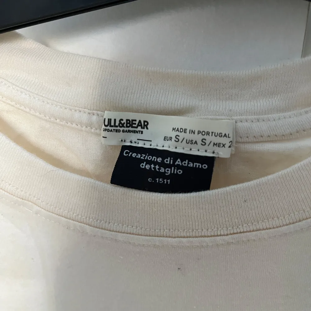 Säljer denna beigea tshirt från Pull&Bear, helt oanvänd endast provad. Storlek S. T-paidat.