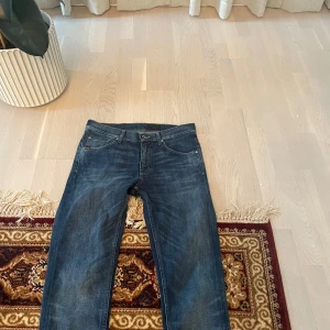 Tiger of sweden  - Säljer ett par snygga blå jeans från Tiger of Sweden. De har en klassisk femficksdesign och en knappgylf. Nypris cirka 1500 pris kan diskuteras men nästan ny skick. Storlek 30:32