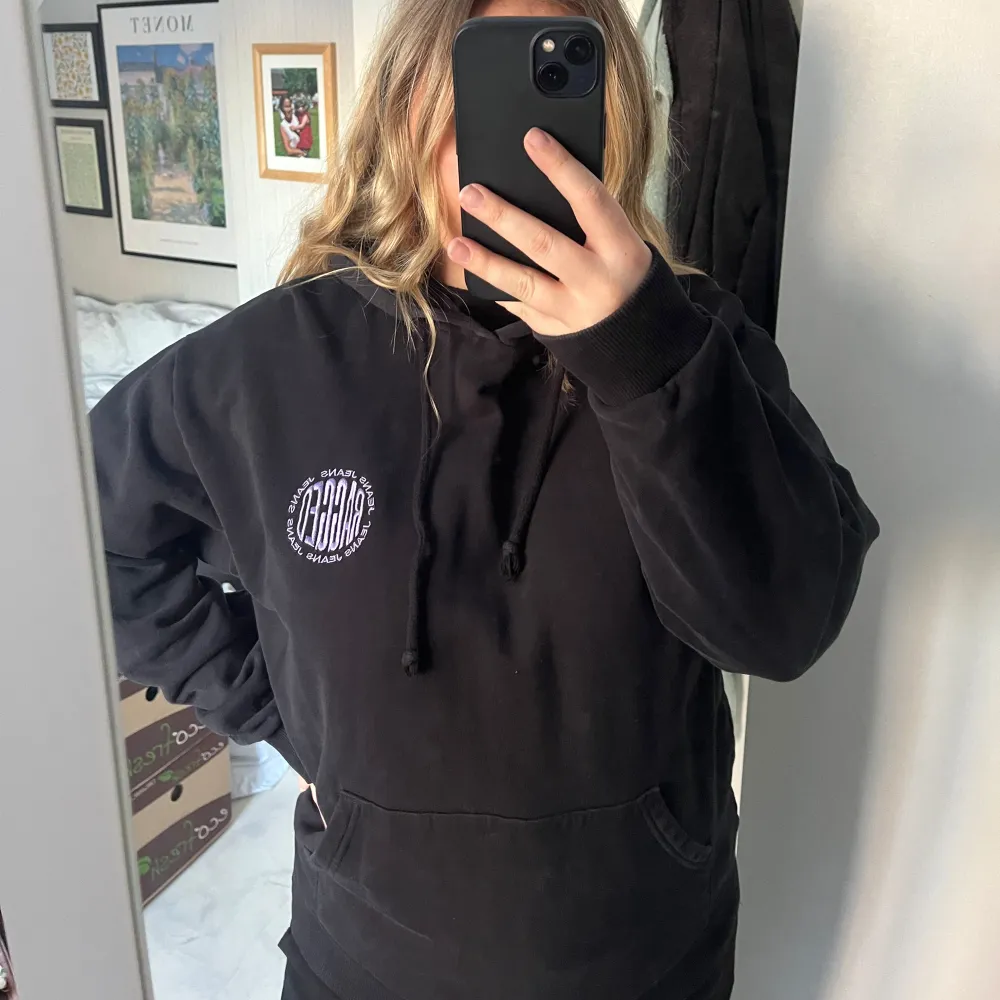 Säljer en cool svart hoodie från Ragged Jeans i bra skick. Den har en stor logga på ryggen och en mindre på bröstet. . Hoodies.