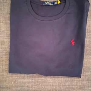 Mörkblå ralph lauren t-shirt  - Ralph lauren t-shirt i topp kvalite, Storlek L i barn storlek vilket motsvarar S🙂 vid eventuella frågor är det bara att höra av sig, MVH ALBIN!😊