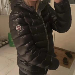 Svart dunjacka från Colmar - Säljer min svart dunjacka från Colmar. Den är i mycket bra skick och passar perfekt för både höst och vinter.