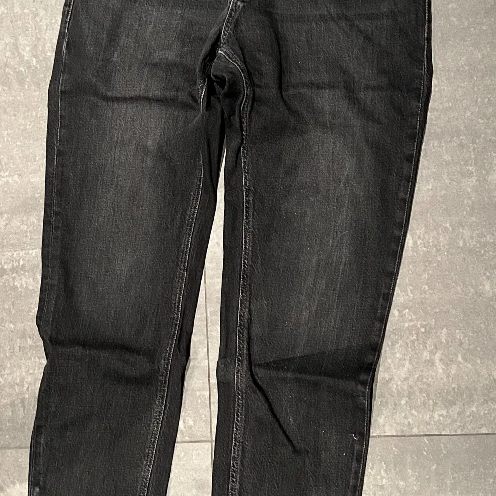 Säljer ett par stilrena svarta jeans från Massimo Dutti. Nypris ligger på 699. Byxorna passar mig som är 183 lång . Farkut & Housut.
