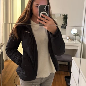 Svart dunjacka från Peak Performance - Säljer en svart dunjacka från Peak Performance i använt skick. Jackan är perfekt för höst och vinter. Den är varm och bekväm, idealisk för kyliga dagar. Passar perfekt till utomhusaktiviteter🍂