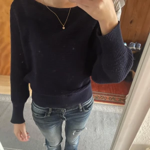 Mörkblå stickad tröja - Säljer en snygg mörkblå stickad tröja i bra skick. Den har en normal passform och långa ärmar, perfekt för höst och vinter. Tröjan är enkel men stilren, vilket gör den lätt att matcha med olika outfits. Perfekt för både vardag och lite finare tillfällen. 💙