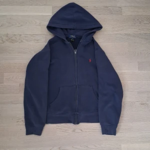 Ralph lauren zip hoodie  - Säljer denna snygga Ralph Lauren tröja med luva i storleken 14-16, vilket är XS. Den är i bra skick. Om du har några andra frågor är det bara att skicka ett meddelande ✅️