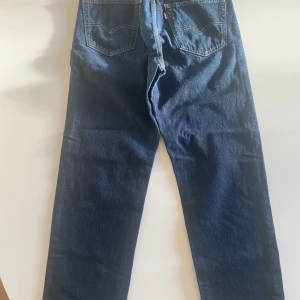 Levi's Stay Loose W30 L32  mörkblå denim - Säljer ett par klassiska Levi's jeans i mörkblå denim. De har en straight passform och är i mycket bra skick. 