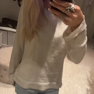 Vit stickad tröja - Mysig vit stickad tröja i bra skick. Perfekt för kyliga dagar med sin mjuka och bekväma passform. Långärmad design som passar både till vardags och lite finare tillfällen. Enkel att matcha med jeans eller kjol för en stilren look.🩷🩷
