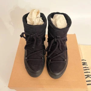 Svarta skor från Inuikii - Säljer ett par svarta skor från Inuikii som är helt nya. De har en snygg snörning och är perfekta för vinter. Till skorna medföljer kartongen men också en tygpåse från inuikii💕