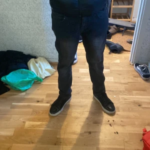 Svarta jeans från Lee - Säljer ett par svarta jeans från Lee i storlek 12-13 år. De har en klassisk femficksdesign och är i bra skick. Perfekta för både vardag och festliga tillfällen. Passformen är normal och de har en snygg, mörk tvätt. Storleken motsvarar 29/29