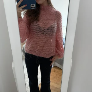 Stickad tröja  - Handstickad tröja, köpt på sellpy men som ny, bara några få uttöjningar. Jätte fin blandning färg av orange rosa och vit! Står ingen lapp men som en vanlig S storlek.