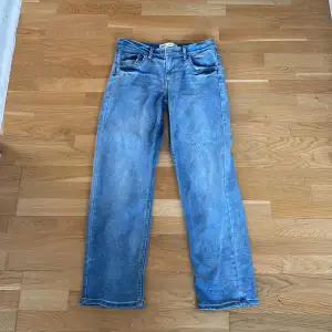 Säljer ett par snygga Levi's Loose Taper jeans i blå denim. De har en avslappnad passform med avsmalnande ben och klassisk femficksdesign. Perfekta för en casual look! 🕶️ Otrligt bra skick 10/10 jätte fåtal gånger använda.