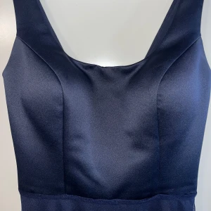 Balklänning💙 - säljer min balklänning som endast användes en gång! jättefin på, kjoldelen är lite fluffig men lägger sig fint, toppen är åtsittande och insydd till mina mått. Jag skulle säga att den passar en storlek 36 Skriv om du vill ha fler bilder!🤗🤗 