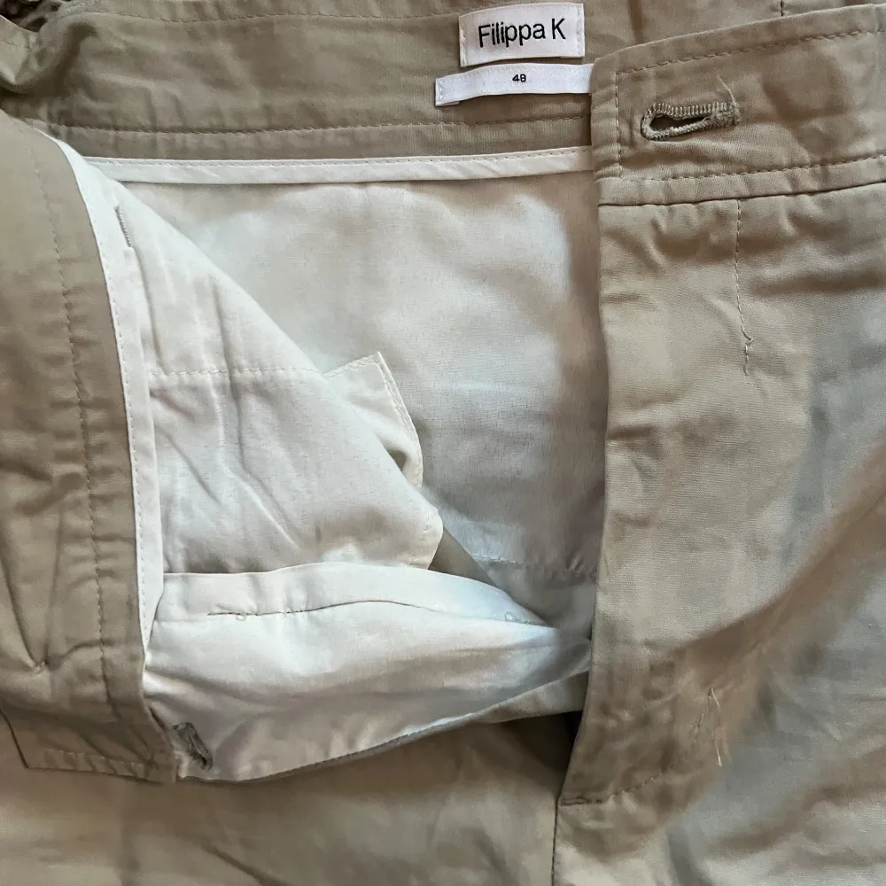 Beige byxor från Filippa K. Byxorna har en rak vid passform och är tillverkade i ett mjukt och bekvämt material. De har två fickor framtill och två fickor baktill. Byxorna är i gott skick, lite skrynkliga från att ha legat i garderoben.  Storlek 48  Nypris 1799kr!  Hälsningar//  Ludvig . Jeans & Byxor.